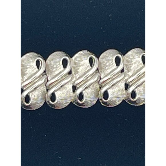 Vintage Monet Figure 8 Links Satin Silver Tone 7" Safety Chain - Picture 8 of 8